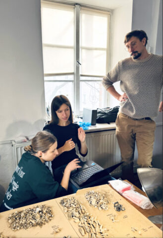 DoHa team bioarchaeologists discussing bone material and research results.